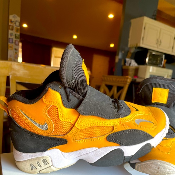 Air Max Speed Turf GS 'University Gold' Size 5y - Picture 3 of 4